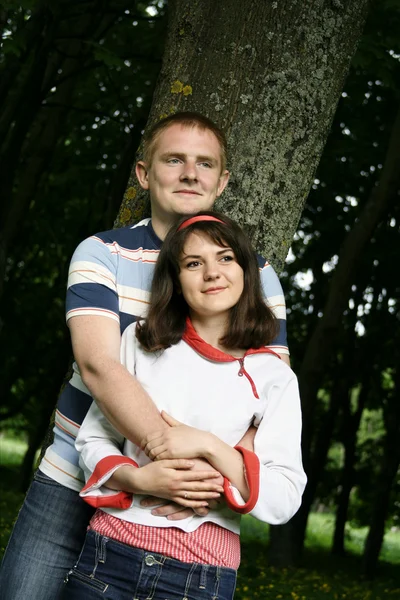 Jeune couple dans les bois — Photo