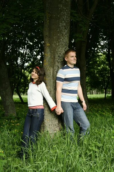 森林里的年轻夫妇 — 图库照片