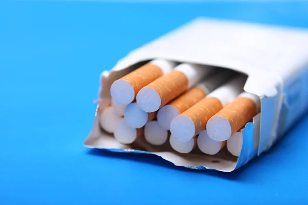 Zigaretten in einer Packung — Stockfoto