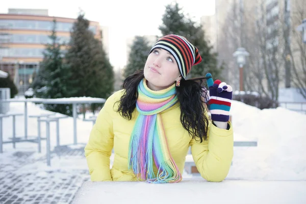 Fröhliches Mädchen im Winter — Stockfoto