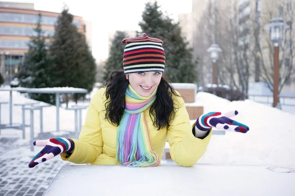 Veselá dívka v zimě — Stock fotografie