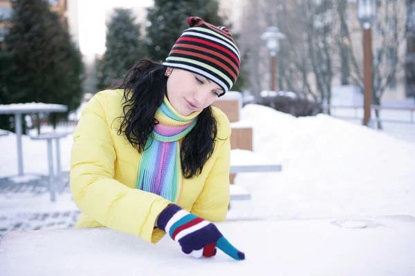 Mädchen schrieb in den Schnee — Stockfoto