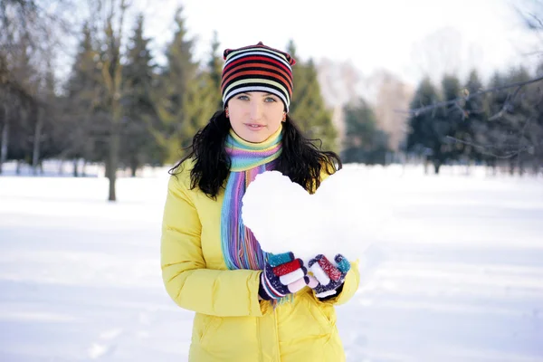 雪に覆われた心の女の子 — ストック写真