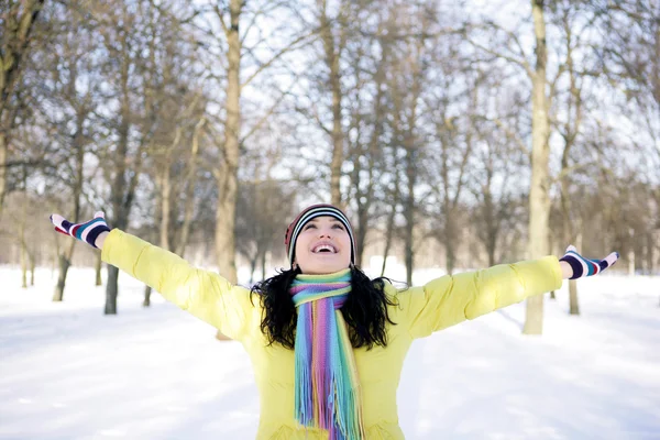 Menina feliz no inverno — Fotografia de Stock