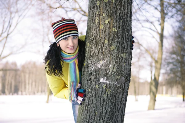 Menina adolescente com bola de neve, surpreso — Fotografia de Stock