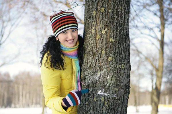 Teen flicka med snöboll, förvånad — Stock fotografie