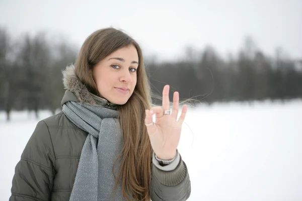 Kış kız. ok işareti — Stok fotoğraf