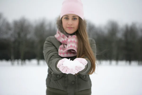 Schnee auf den Handflächen — Stockfoto