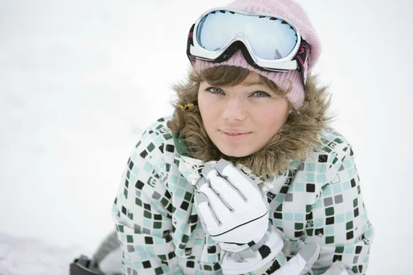 Gelukkig meisje in de winter — Stockfoto