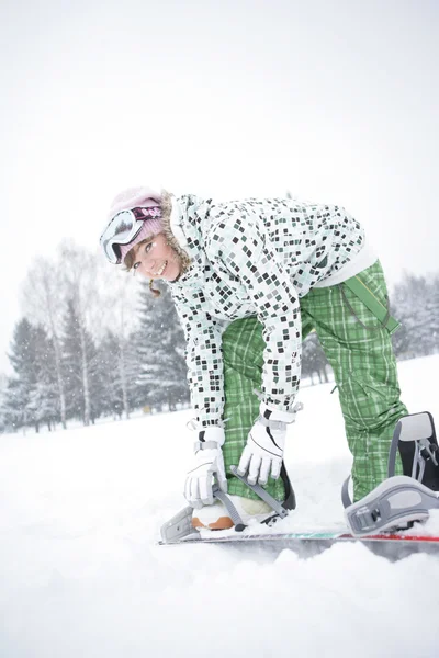 Meisje jurk snowboard — Stockfoto