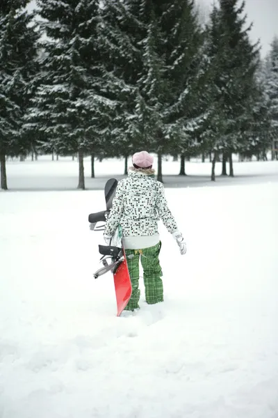 A menina vai para passeio de snowboard — Fotografia de Stock