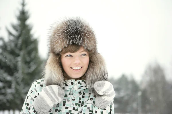 Kvinnan i snön — Stockfoto