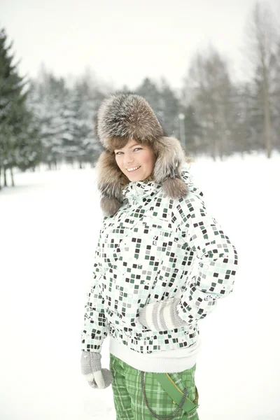 Mujer en la nieve —  Fotos de Stock