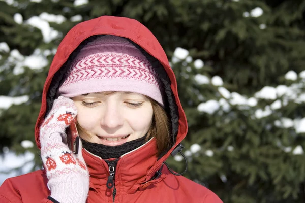 Зимняя девушка на телефоне — стоковое фото