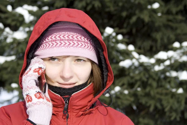 Wintermädchen am Telefon — Stockfoto