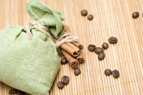 Káva a skořicí — Stock fotografie