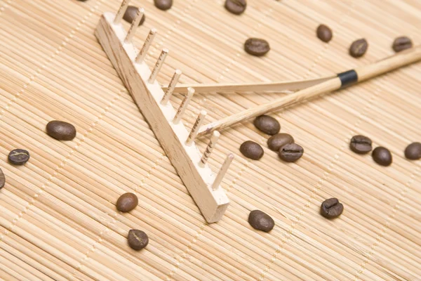 Trä krattor kaffebönor — Stockfoto