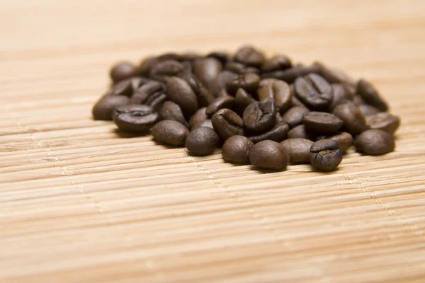 Eine Handvoll Kaffeebohnen — Stockfoto