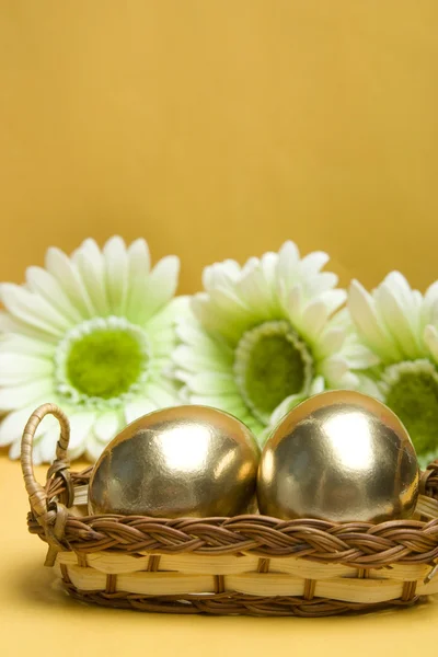 Золоті великодні яйця — стокове фото