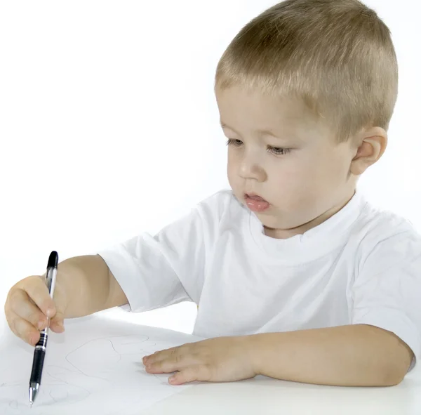 Menino pequeno está desenhando isolado no branco — Fotografia de Stock