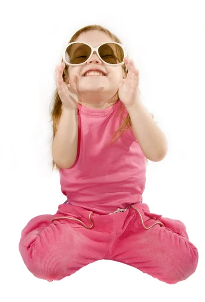 Маленька дівчинка позує і сміється — стокове фото