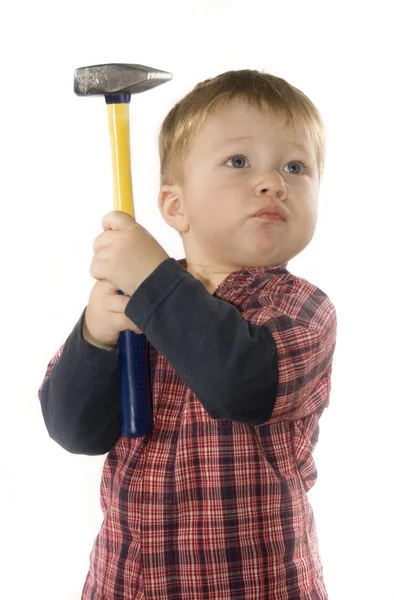 Menino pequeno está mantendo martelo — Fotografia de Stock