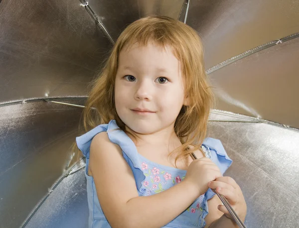 Kleines hübsches Mädchen mit Regenschirm — Stockfoto