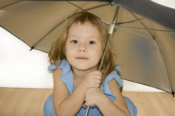 傘を持つ小さなきれいな女の子 — ストック写真