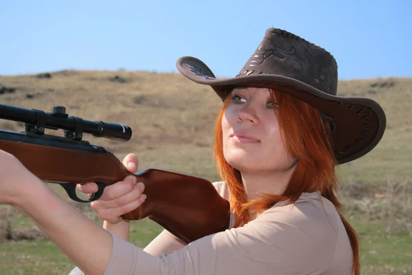 소총을 가진 여자 — 스톡 사진