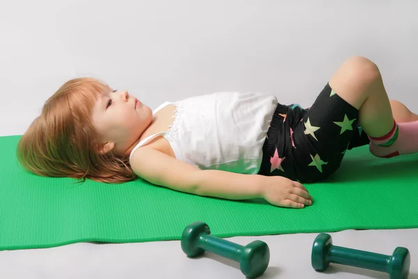 Flickan är trött för att göra styrketräning — Stockfoto