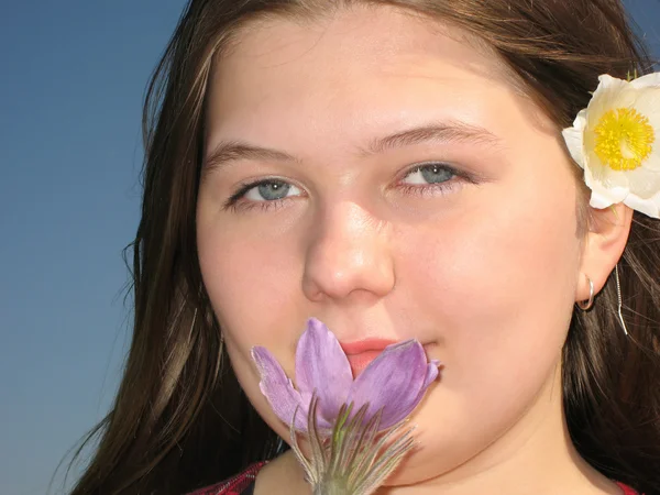 Дівчина з квіткою — стокове фото