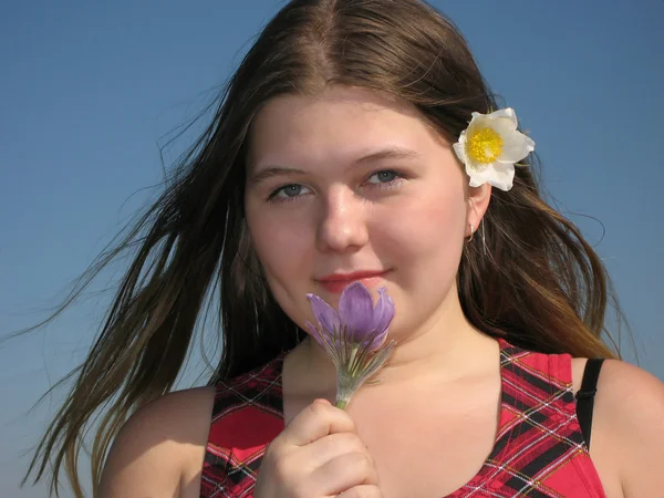 Meisje met de bloem — Stockfoto
