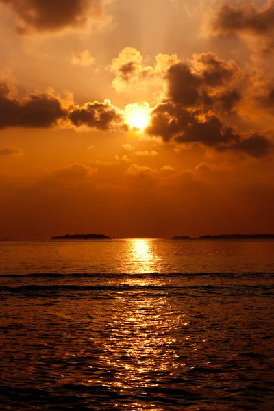 Sonnenaufgang am Meer. Malediven. — Stockfoto