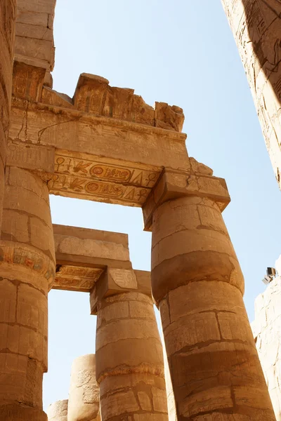 Ornement sur colonnes du temple Karnak . — Photo