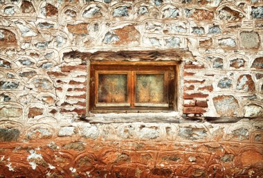 eski, terk edilmiş bir evde pencere
