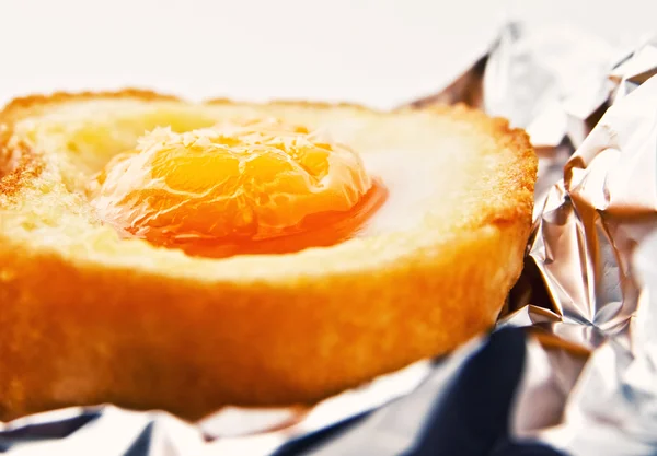 Αυγό ποσέ σε ένα φρυγανισμένο ψωμί — Φωτογραφία Αρχείου