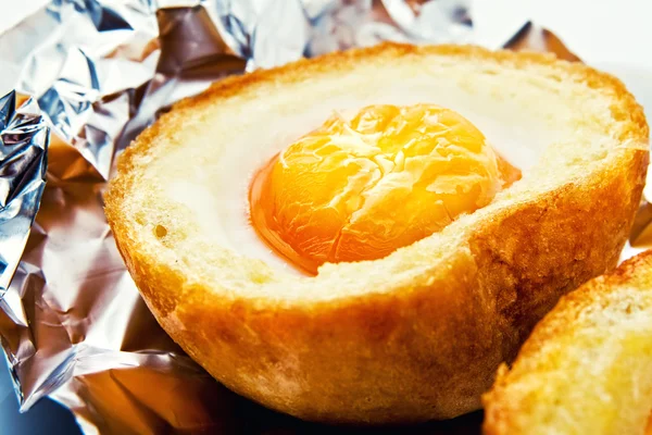 Αυγό ποσέ σε ένα φρυγανισμένο ψωμί — Φωτογραφία Αρχείου