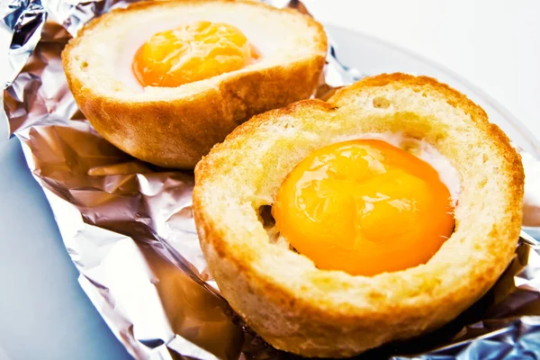 데친된 계란 구운된 빵에 — 스톡 사진