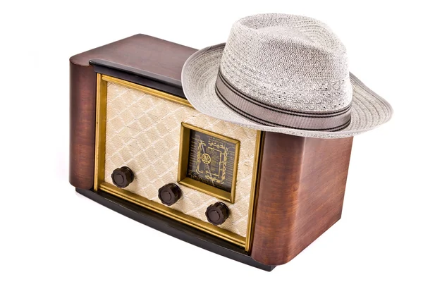 旧老式收音机与一顶帽子 — 图库照片