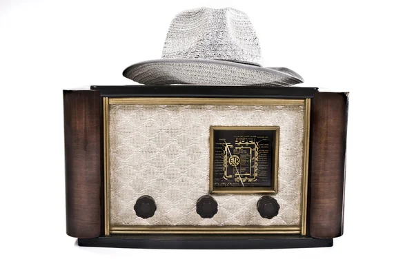 Velho rádio vintage com um chapéu — Fotografia de Stock