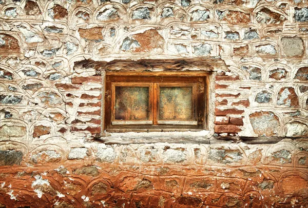 Az ablak egy régi, elhagyatott ház — Stock Fotó