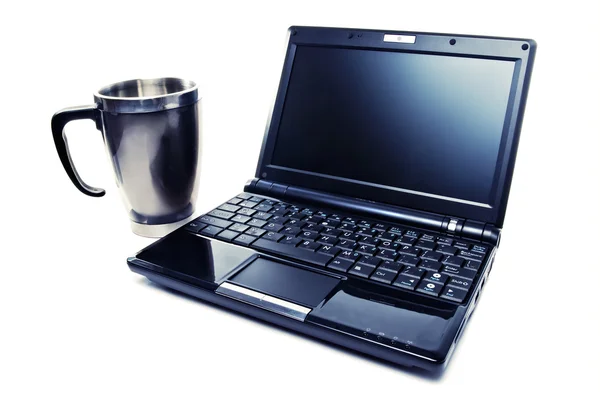 Блестящий черный ноутбук с чашкой кофе — стоковое фото