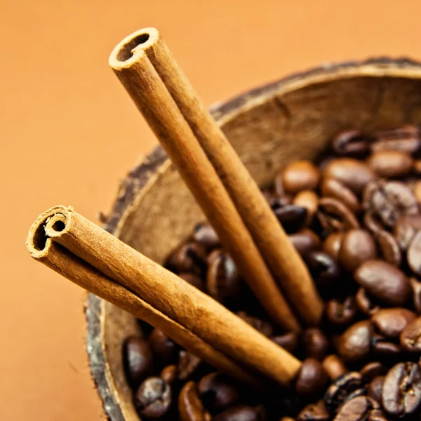 Kahve ve tarçın çubukları. — Stok fotoğraf