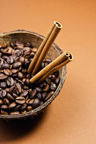 Koffie en kaneelstokjes — Stockfoto