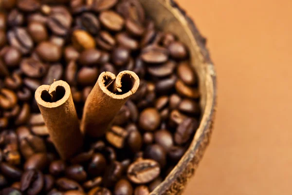 Káva a skořice tyčinky — Stock fotografie