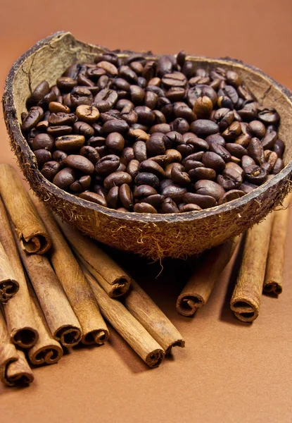 Koffiebonen en kaneelstokjes — Stockfoto