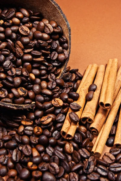 Granos de café y palitos de canela — Foto de Stock