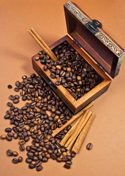 Kaffebönor och kanelstänger — Stockfoto