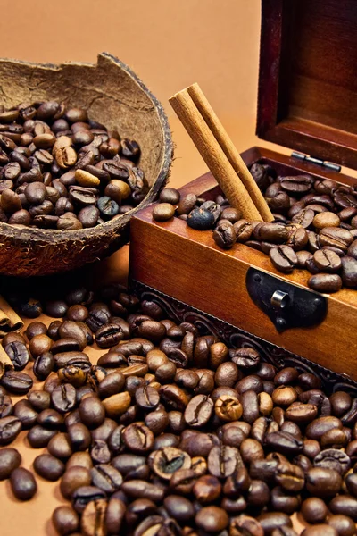 コーヒー豆とシナモンスティック — ストック写真