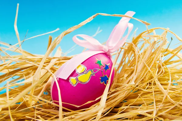 Easter egg on blue background — Stock Photo, Image